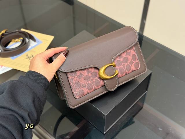 配盒 Size:25*15Cm 百搭神器 Tabby 蔻驰 酒神Tabby 超级好看! 五金处Coach的刻字 满满的小细节 配置双肩带 牛皮品质! 配盒 Size:25*15Cm 百搭神器 Tabby 蔻驰 酒神Tabby 超级好看! 五金处Coach的刻字 满满的小细节 配置双肩带 牛皮品质!