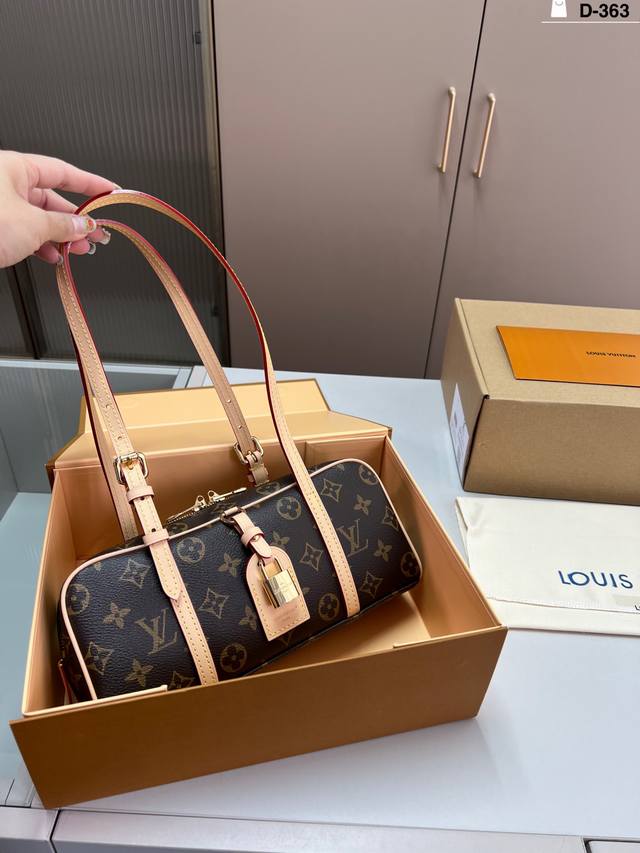 芯片版本 Lv ｜Hangon保龄球包 Lv新款Hangon上身真的巨美！ 粉饼腮红口红染眉膏甚至Celine墨镜包也塞进去了D-363尺寸26×12折叠盒飞机