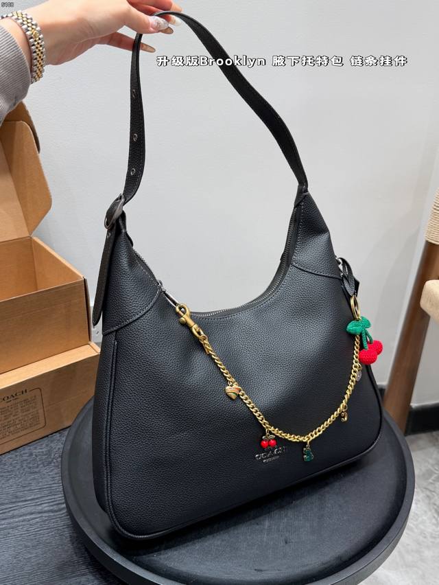 配盒 升级版!带链条挂件! Size:36*23Cm Wow可可爱爱的布鲁克林23 Coach 蔻驰 Brooklyn腋下托特包Tote 拉链款牛角包 以手拎 配盒 升级版!带链条挂件! Size:36*23Cm Wow可可爱爱的布鲁克林23 Coach 蔻驰 Brooklyn腋下托特包Tote 拉链款牛角包 以手拎