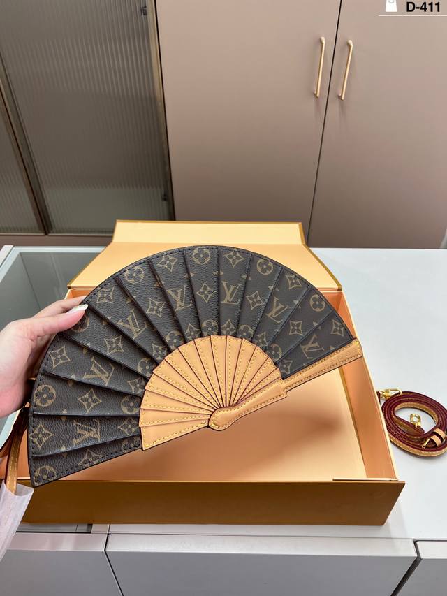 老花扇子包 Lv Fan 手袋以别致设计亮相 2025 春夏秀场，成就收藏家之选。皮革之上点级 Monogram 花卉细节，手提或肩背皆宜。D-411尺寸37×