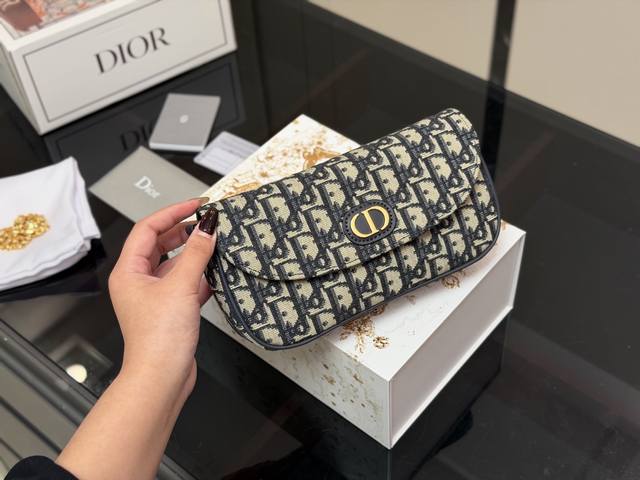 配折叠盒飞机盒 Size：22.12Cm 最洋气的Woc， 迪奥 老花链条包 复古很精致... 搭配古铜色铜质链条 想入老花的话 Wallet On Chain