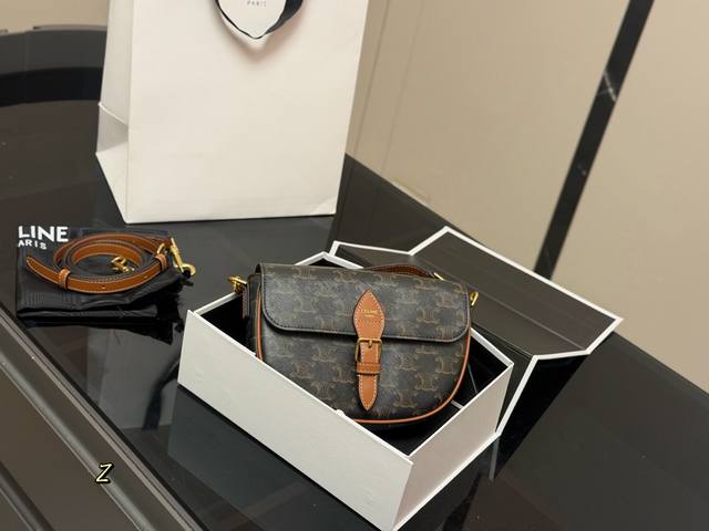配折叠盒 Celine 新款马鞍包来噜～ 这波新款马鞍包，真的让我一眼沦陷！ 不愧是行走的法式风情教科书，背上它，瞬间Get那种Effortless的松弛感！