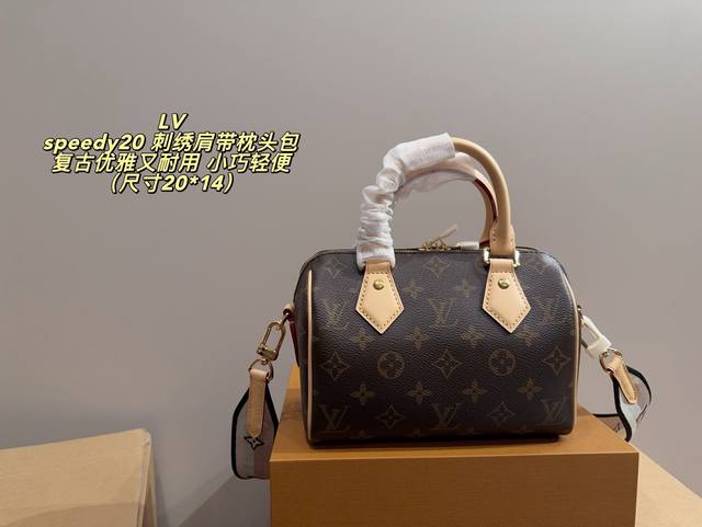 全套包装尺寸20*14 Lv Speedy20 刺绣肩带枕头包 复古优雅又耐用 小巧轻便,通勤休闲都很适合。内部空间合理,可搭配杜邦纸内胆提升收纳力。肩带可调节 全套包装尺寸20*14 Lv Speedy20 刺绣肩带枕头包 复古优雅又耐用 小巧轻便,通勤休闲都很适合。内部空间合理,可搭配杜邦纸内胆提升收纳力。肩带可调节