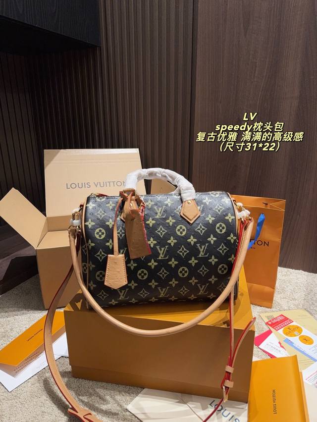 全套包装尺寸31*22 Lv Speedy枕头包 复古优雅 满满的高级感 大小适中 容量感人 休闲正装皆可轻松驾驭 全套包装尺寸31*22 Lv Speedy枕头包 复古优雅 满满的高级感 大小适中 容量感人 休闲正装皆可轻松驾驭