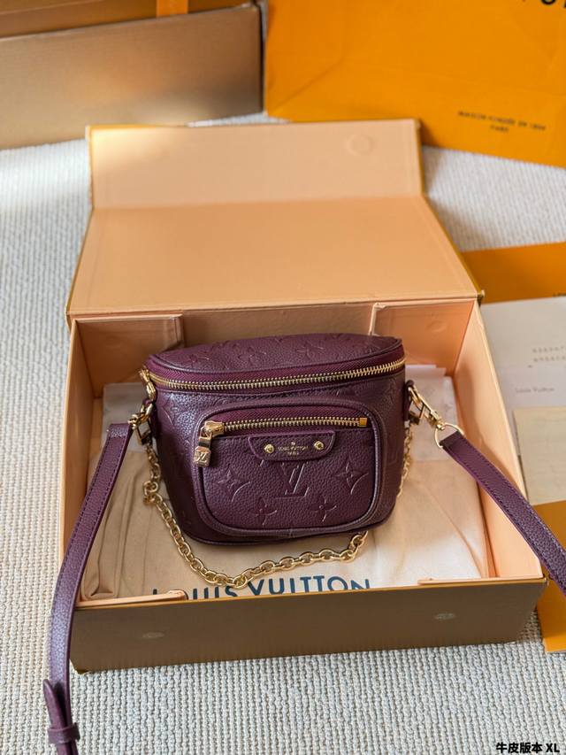 牛皮版本 Lv Mini Bumbag酒红腰包 Lv Mini Bumbag酒红腰包,压纹老花牛皮+经典 Monogram花纹,质感细腻耐用。金属链条+皮革肩带 牛皮版本 Lv Mini Bumbag酒红腰包 Lv Mini Bumbag酒红腰包,压纹老花牛皮+经典 Monogram花纹,质感细腻耐用。金属链条+皮革肩带