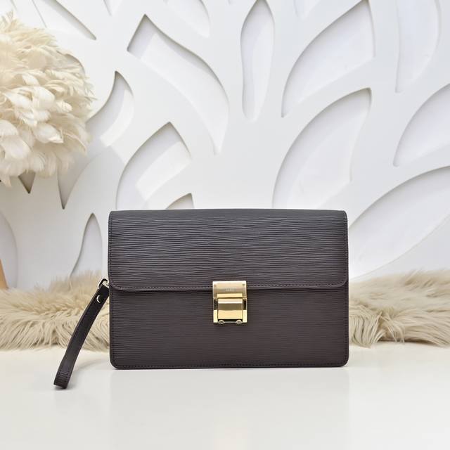 Lv-最新款男士手拿包采用进口小牛皮制作 皮质柔软 手感超赞 高贵五金 尽显独特气质 低调又奢华 高端大气上档次 非常时尚 简约实用尺寸:25.16.6Cm Lv-最新款男士手拿包采用进口小牛皮制作 皮质柔软 手感超赞 高贵五金 尽显独特气质 低调又奢华 高端大气上档次 非常时尚 简约实用尺寸:25.16.6Cm