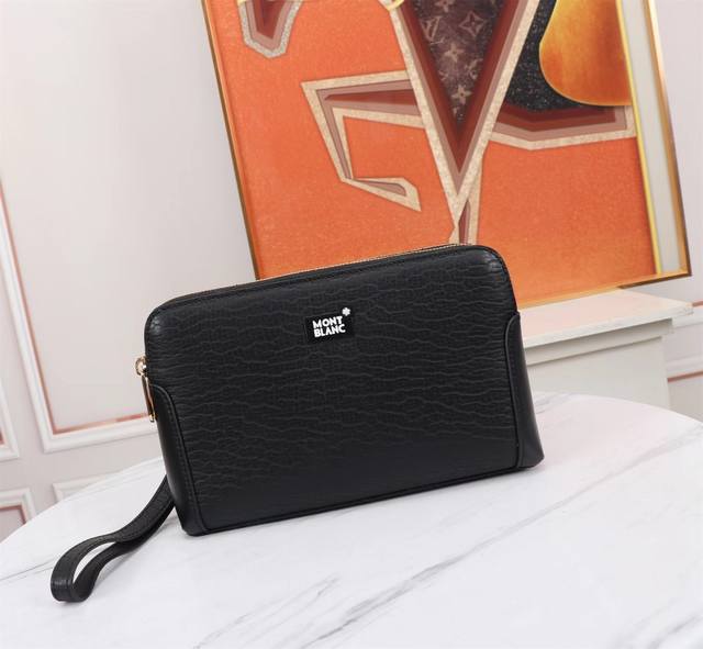 顶级专柜老鼠高端狠货 最新火爆款万宝龙双拉链进口头层牛皮手拿包火爆款大量出货啦,叫嚣专柜货顶级原单货纸上谈兵吹牛皮的咱不会，请让狠货说话。款式可以复制抄袭，材料