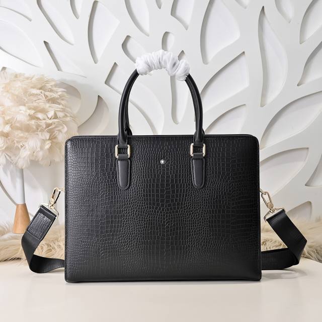 Mont Blanc 万宝龙-最新款男士公文包采用头层牛皮 皮质柔软 手感超赞 独特设计足以彰显其奢华感 细节品质毋庸置疑 高端大气上档次 百搭单品尺寸：38.