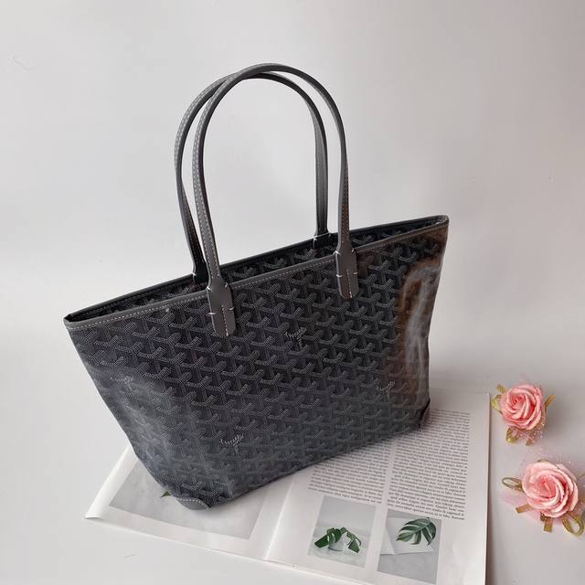 Gucci古驰 Artois 购物袋 小号拉链款 Goyard Artois极致简洁又不失大方，为您的日常搭配增添典雅与高贵不仅秉承了纯正的法式摩登气质，更延续