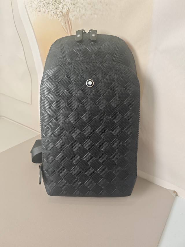 顶级专柜老鼠高端狠货2025最新火爆款万宝龙胸包大量出货啦,叫嚣专柜货顶级原单货纸上谈兵吹牛皮的咱不会，请让狠货说话。款式可以复制抄袭，材料做工骗不了懂的人。里