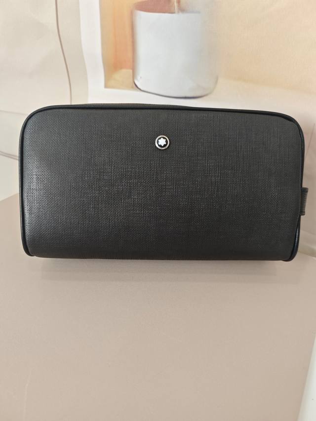 顶级专柜老鼠狠货2025最新款式万宝龙手拿包火爆款大量出货啦,叫嚣专柜货顶级原单货纸上谈兵吹牛皮的咱不会，请让狠货说话。款式可以复制抄袭，材料做工骗不了懂的人。