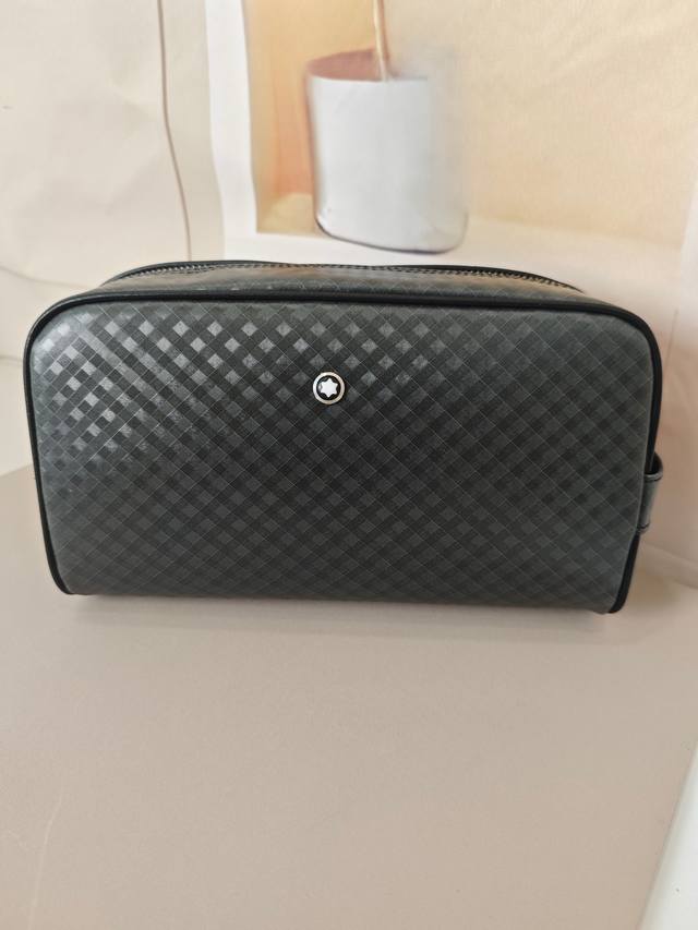 顶级专柜老鼠狠货2025最新款式万宝龙手拿包火爆款大量出货啦,叫嚣专柜货顶级原单货纸上谈兵吹牛皮的咱不会，请让狠货说话。款式可以复制抄袭，材料做工骗不了懂的人。