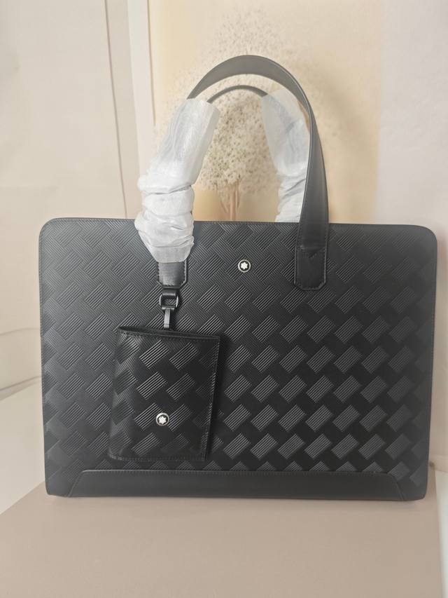 顶级专柜老鼠高端狠货2025最新火爆款万宝龙公文包大量出货啦,叫嚣专柜货顶级原单货纸上谈兵吹牛皮的咱不会，请让狠货说话。款式可以复制抄袭，材料做工骗不了懂的人。