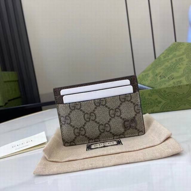 顶配版 新品 饰Gg细节卡片夹 这款卡片夹采用米色和乌木色Gg Supreme帆布精制而成,品牌典藏细节尽展高雅韵致。采用蓝色小巧Gg配件细节,为整体设计添注一 顶配版 新品 饰Gg细节卡片夹 这款卡片夹采用米色和乌木色Gg Supreme帆布精制而成,品牌典藏细节尽展高雅韵致。采用蓝色小巧Gg配件细节,为整体设计添注一