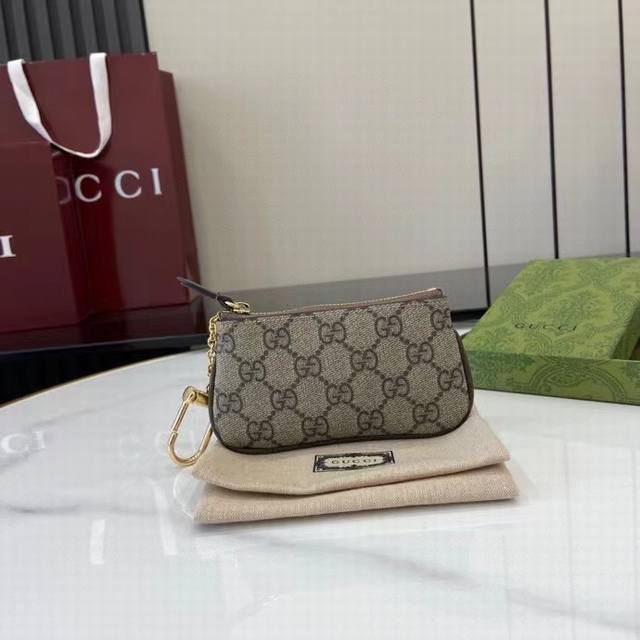 顶配版 Ophidia系列钥匙包。Ophidia系列不断推陈出新,这款以Gg Supreme帆布打造而成的钥匙包便是其中一款力作。Gg标识由始于30年代的早期G 顶配版 Ophidia系列钥匙包。Ophidia系列不断推陈出新,这款以Gg Supreme帆布打造而成的钥匙包便是其中一款力作。Gg标识由始于30年代的早期G