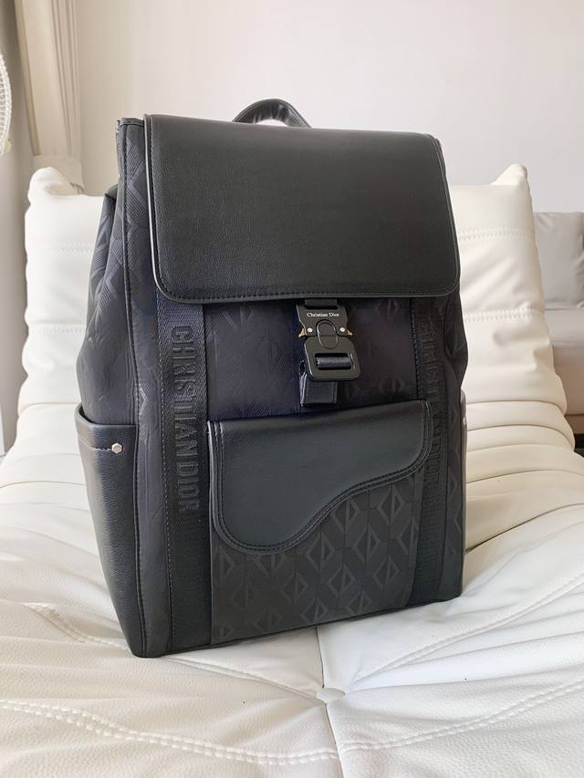 Dior新款 专柜正品有售 头层牛皮制 Dior迪奥 年最新款马鞍双肩包 尺寸:32*45*16Cm 实物拍摄,图同货一致,欢迎对比市场所有品质 重金正品打版复 Dior新款 专柜正品有售 头层牛皮制 Dior迪奥 年最新款马鞍双肩包 尺寸:32*45*16Cm 实物拍摄,图同货一致,欢迎对比市场所有品质 重金正品打版复