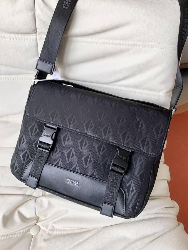 原版纳帕小牛皮 Dior迪奥尺寸:31 21 8,这款 Diorexplorer手袋从经久不衰的信使包经典标识汲取灵感,重新演绎高订风格版本。采用标志性的米色和 原版纳帕小牛皮 Dior迪奥尺寸:31 21 8,这款 Diorexplorer手袋从经久不衰的信使包经典标识汲取灵感,重新演绎高订风格版本。采用标志性的米色和