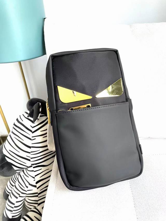 芬迪Fendi小怪兽长方形背包男士斜挎胸包,原版科技布料搭配进口磨砂皮牛皮,旅行体验极佳的包袋,设有两个隔层和实用的尼龙肩带,长度可调节且系扣于左边或右边皆宜。 芬迪Fendi小怪兽长方形背包男士斜挎胸包,原版科技布料搭配进口磨砂皮牛皮,旅行体验极佳的包袋,设有两个隔层和实用的尼龙肩带,长度可调节且系扣于左边或右边皆宜。