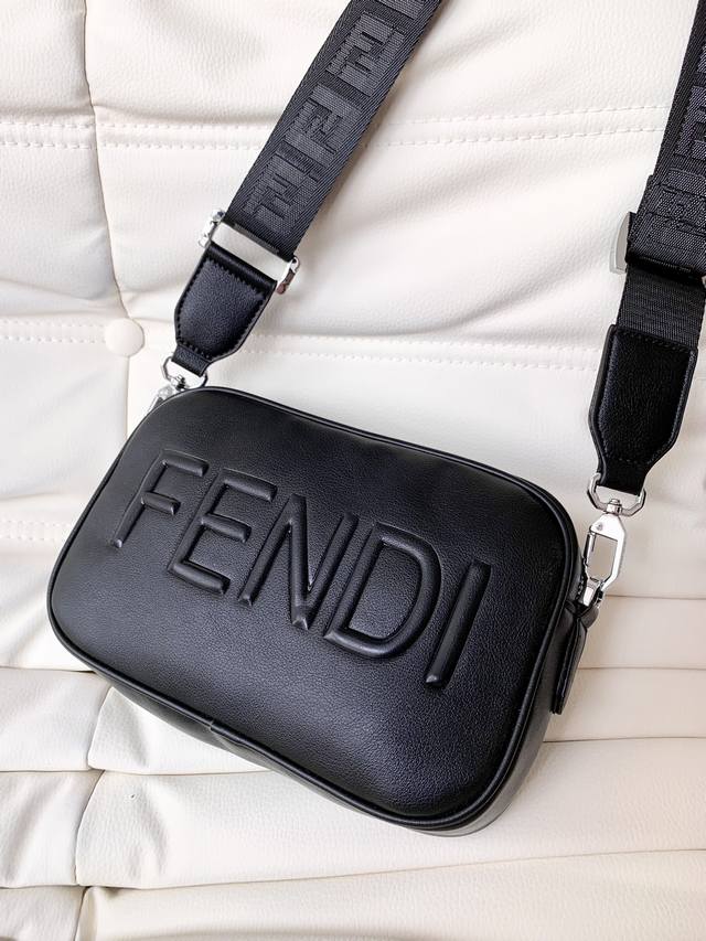 Fendi Pouch芬迪男包相机包超爆款来袭拉,头层纳帕牛皮 手工缝制 细腻一丝不苟,一出手足以吸引全部人的眼球再多小物品一包搞定,独特芬迪字麦压花照旧了芬家 Fendi Pouch芬迪男包相机包超爆款来袭拉,头层纳帕牛皮 手工缝制 细腻一丝不苟,一出手足以吸引全部人的眼球再多小物品一包搞定,独特芬迪字麦压花照旧了芬家