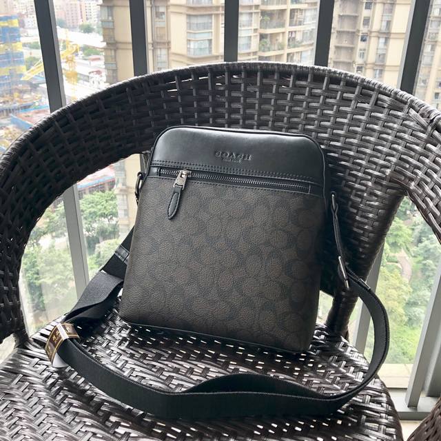 同步新款 Coach73336经典Pvc配牛皮男士单肩斜挎包,经典的专用C纹Pvc搭配头层牛皮材质,C纹拼接牛皮非常的简约时尚,简单出行男士的日常用品都能装下, 同步新款 Coach73336经典Pvc配牛皮男士单肩斜挎包,经典的专用C纹Pvc搭配头层牛皮材质,C纹拼接牛皮非常的简约时尚,简单出行男士的日常用品都能装下,