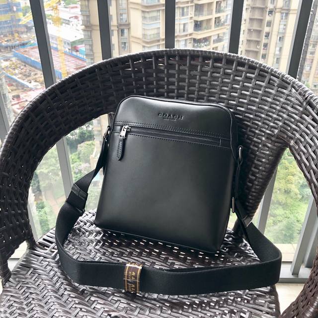 同步新款 Coach73336头层纳帕平纹牛皮男士单肩斜挎包,搭配原版五金,经典净版简约时尚,简单出行男士的日常用品都能装下,可对比细节,尺寸:23*27*5. 同步新款 Coach73336头层纳帕平纹牛皮男士单肩斜挎包,搭配原版五金,经典净版简约时尚,简单出行男士的日常用品都能装下,可对比细节,尺寸:23*27*5.