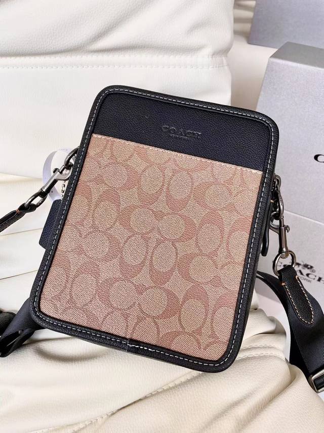 原版 品质配专柜全套包装,经典新款 Coach 蔻驰Track 新款男士单肩斜挎包,尺寸约:17Cm * 22Cm * 6Cm,棕花 原版 品质配专柜全套包装,经典新款 Coach 蔻驰Track 新款男士单肩斜挎包,尺寸约:17Cm * 22Cm * 6Cm,棕花