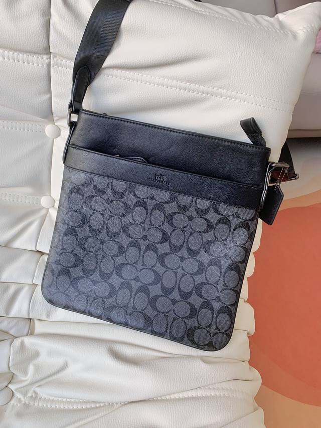 原版 美国代购Coach蔻驰宽肩带斜跨单肩男士包 ,头层牛皮杜绝一切Pu超千,休闲简约设计,适合年轻时尚的你,配全套包装,尺寸26281Cm 原版 美国代购Coach蔻驰宽肩带斜跨单肩男士包 ,头层牛皮杜绝一切Pu超千,休闲简约设计,适合年轻时尚的你,配全套包装,尺寸26281Cm