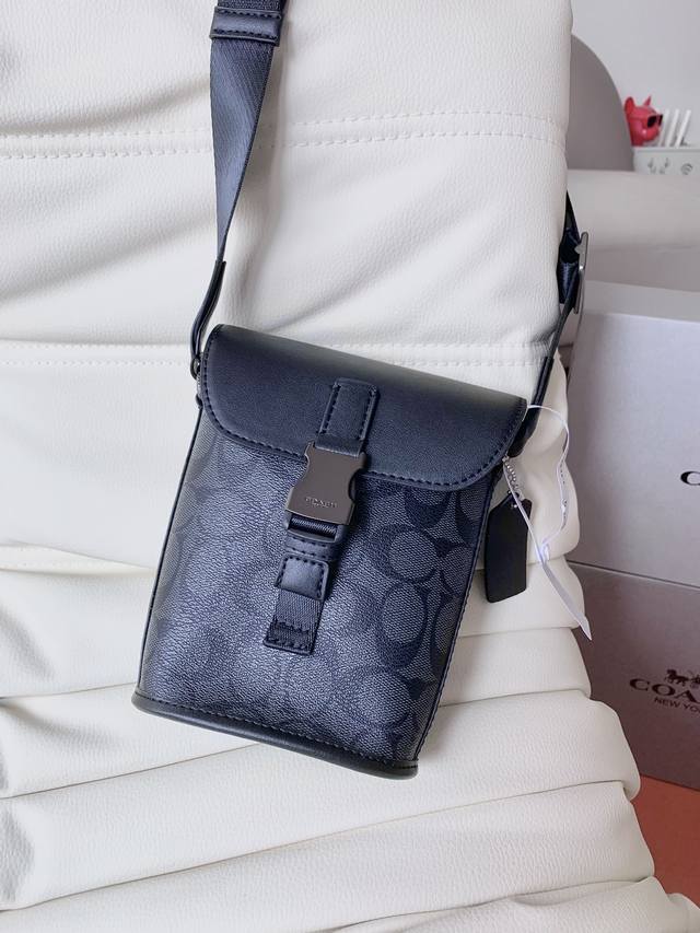 原版Coach 蔻驰奥莱新款男包拼色经典标志小号Track 男士新款翻盖 零钱包 手机包 薯条包水桶包可单肩斜挎包 尺寸13.19.6。Pvc配牛皮。配盒子 原版Coach 蔻驰奥莱新款男包拼色经典标志小号Track 男士新款翻盖 零钱包 手机包 薯条包水桶包可单肩斜挎包 尺寸13.19.6。Pvc配牛皮。配盒子