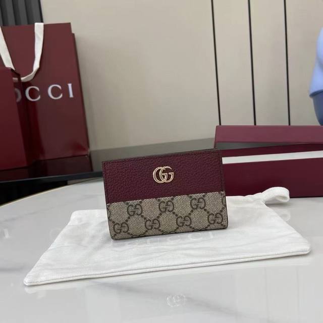 顶配版 源自70年代典藏设计的双G配件继续在Gg Marmont系列中绽放异彩。这款卡包采用米色和安可拉红色Gg Supreme帆布制作,饰以安可拉红皮革细节。 顶配版 源自70年代典藏设计的双G配件继续在Gg Marmont系列中绽放异彩。这款卡包采用米色和安可拉红色Gg Supreme帆布制作,饰以安可拉红皮革细节。