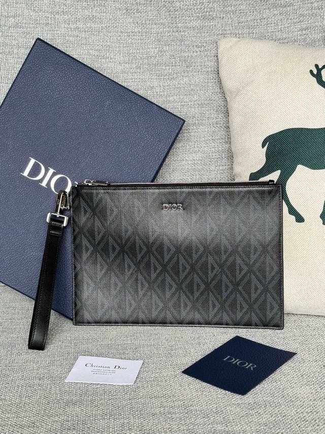 A4手拿包 Handbag Dior 年爆款手包 A4 系列 Oblique 印花 编号:2Esca339Yse_H05E 印花三个 颜色 蓝色 米白色 黑色 A4手拿包 Handbag Dior 年爆款手包 A4 系列 Oblique 印花 编号:2Esca339Yse_H05E 印花三个 颜色 蓝色 米白色 黑色