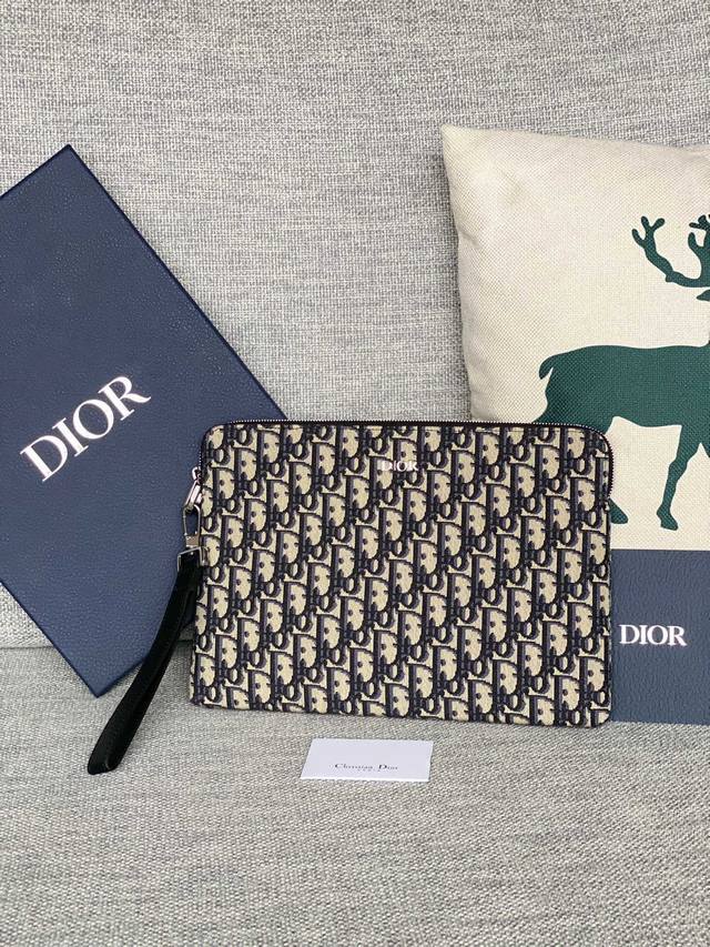 专柜正品有售 顶级原单质量 Dior迪奥Oblique手拿包 配专柜图片盒子 型号:A251 A5手拿包 米色和黑色 Oblique 印花 外部饰以金属覆层黄铜 专柜正品有售 顶级原单质量 Dior迪奥Oblique手拿包 配专柜图片盒子 型号:A251 A5手拿包 米色和黑色 Oblique 印花 外部饰以金属覆层黄铜