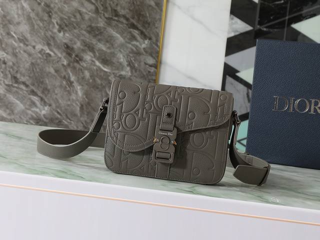 这款马鞍翻盖信使包款式时尚精巧。Dior Gravity 印花效果皮革采用压花工艺将经典图案精致呈现于灰色牛皮革之上,彰显Dior 工坊的精湛工艺。同色调粒面牛 这款马鞍翻盖信使包款式时尚精巧。Dior Gravity 印花效果皮革采用压花工艺将经典图案精致呈现于灰色牛皮革之上,彰显Dior 工坊的精湛工艺。同色调粒面牛