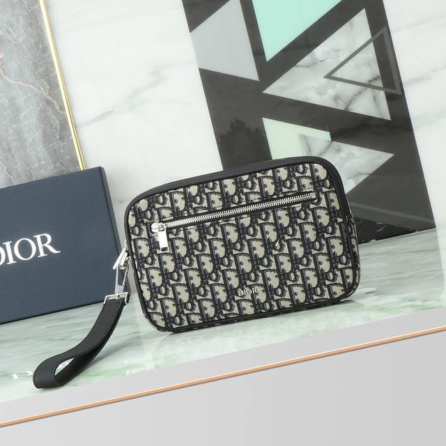 这款洗漱包实用而精巧。采用米色和黑色提花面料 Oblique 印花精心制作,饰以黑色粒面牛皮革饰边,正面点缀以“Dior”标志。宽大的拉链隔层饰以正面拉链口袋。 这款洗漱包实用而精巧。采用米色和黑色提花面料 Oblique 印花精心制作,饰以黑色粒面牛皮革饰边,正面点缀以“Dior”标志。宽大的拉链隔层饰以正面拉链口袋。