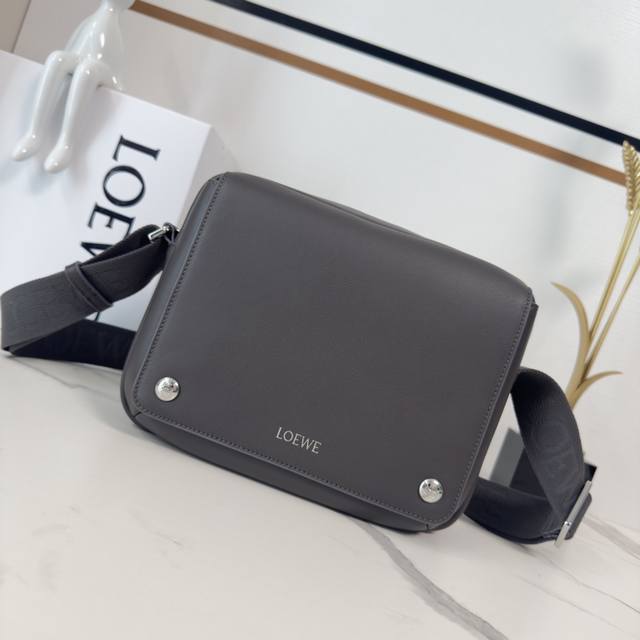 Low新款 小号柔软牛皮革Pebble邮差包.采用实用精巧设计.配有双重标志性是Anagram Pebble.此版本采用柔软牛皮革制成。可调节Low织带*拉链开