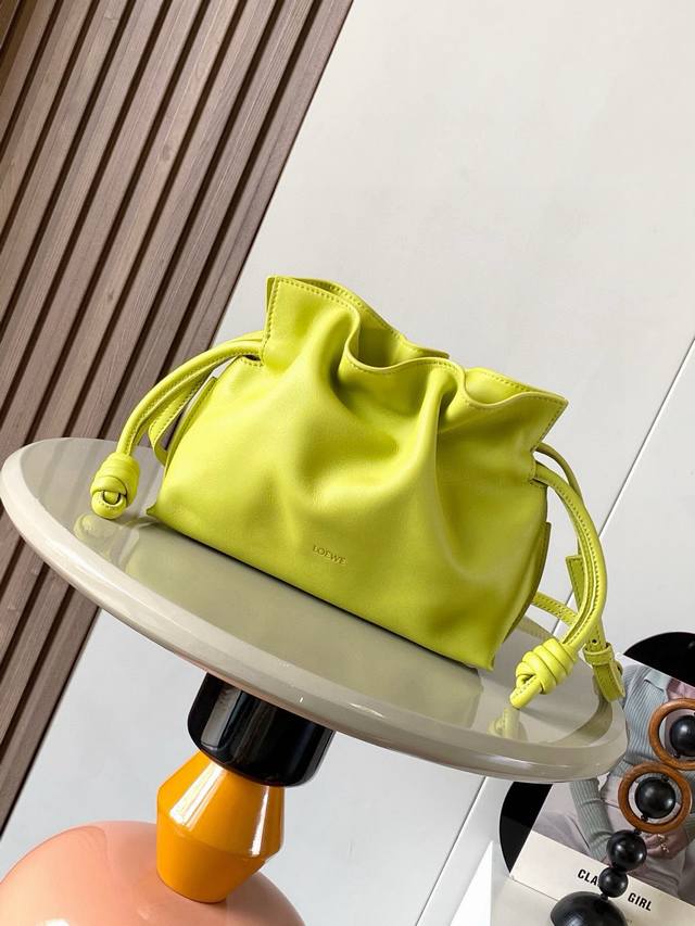 新版本福袋迷你23Cm新款纳帕牛皮革Flamenco手拿包福袋采用拉绳收紧,并打上标志性的盘绕结这个版本采用纳帕牛皮革制成不得不说,这个品牌将皮质的柔软和实用主 新版本福袋迷你23Cm新款纳帕牛皮革Flamenco手拿包福袋采用拉绳收紧,并打上标志性的盘绕结这个版本采用纳帕牛皮革制成不得不说,这个品牌将皮质的柔软和实用主