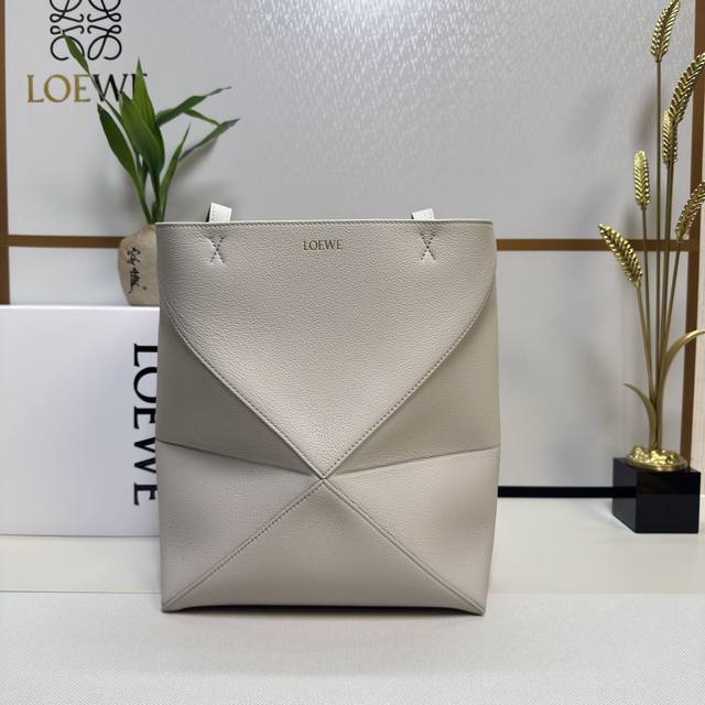 Lw新款小号柔软粒面 牛皮革 Puzzle Fold Tote采用轻盈的几何设计 ，能够完全扁平折叠 是旅行良伴。此版本采用全新推出的柔软粒面牛皮革制成 肩背或