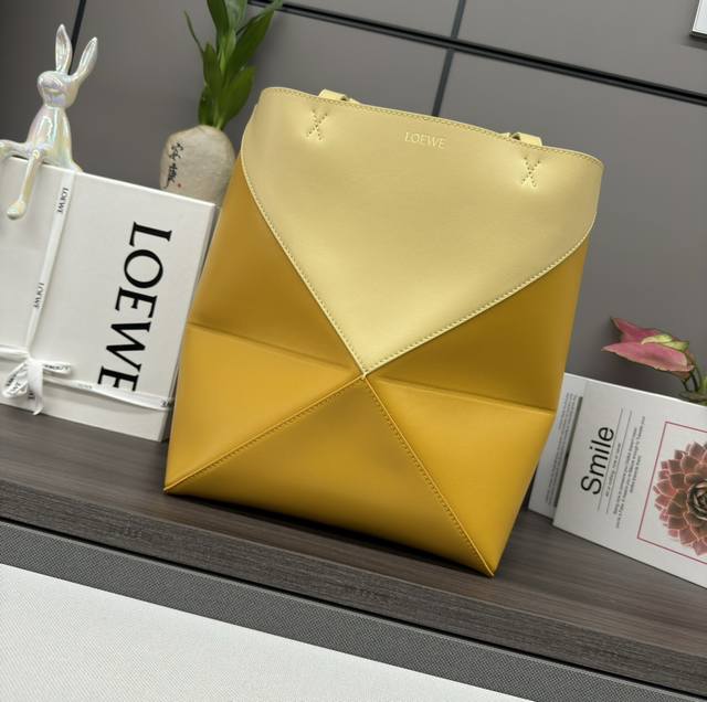 Lw新款小号拼色 亮面牛皮革 Puzzle Fold Tote采用标志性包袋的标志性几何线条，并通过图形和建筑面板重新设计它们 使包完全可以折叠平整，饰有低调的