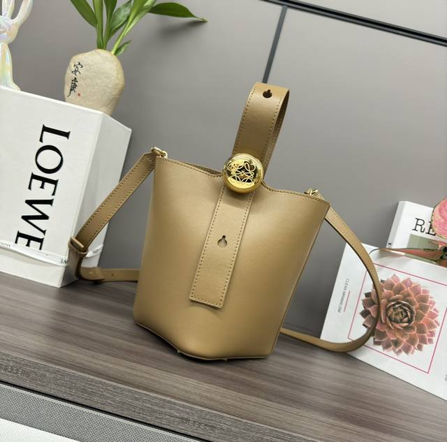 Lwmini柔软牛皮革Pebble Bucket水桶包 将纯粹的简约线条与瞩目设计风格巧妙融合，造就别具一格的创新的手袋设计。标记性的Anagram雕刻五金件兼