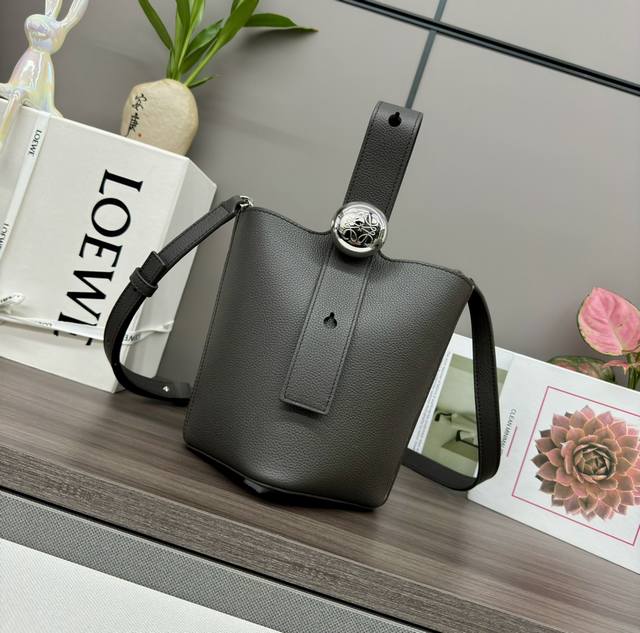 Lwmini柔软粒面牛皮革Pebble Bucket水桶包 将纯粹的简约线条与瞩目设计风格巧妙融合，造就别具一格的创新的手袋设计。标记性的Anagram雕刻五金