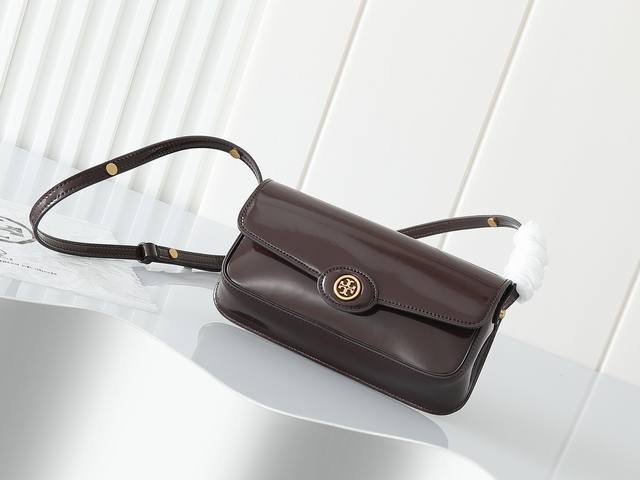 原单质量 全皮系列，新品注意细节 Tory Burch Robinson 长方形肩背包，精选皮革，高度:12.5Cm;长度:24Cm;深度:5Cm面料包盖里料: