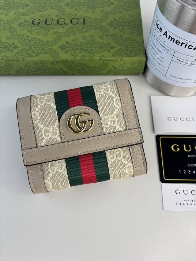 Guccl官网同步新款！Ophidia系列～短款钱夹，内置多卡位～零钱包，采用Gg Supreme高级Pvc面料，配以标志性双G 五金唛头，经典著作红绿色织带，
