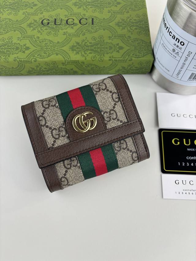 Guccl官网同步新款！Ophidia系列～短款钱夹，内置多卡位～零钱包，采用Gg Supreme高级Pvc面料，配以标志性双G 五金唛头，经典著作红绿色织带，