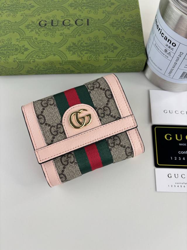 Guccl官网同步新款！Ophidia系列～短款钱夹，内置多卡位～零钱包，采用Gg Supreme高级Pvc面料，配以标志性双G 五金唛头，经典著作红绿色织带，
