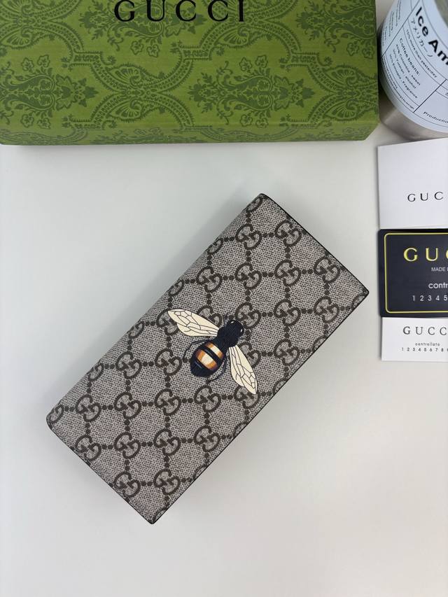 Guccl 新款男士西装夹！专柜同步，黑色皮革，搭配Pvc面料 丝印最新蜜蜂标志 油边做工精细 ，简单大方，时尚霸气， 款号: 451275 尺寸: 18Cm