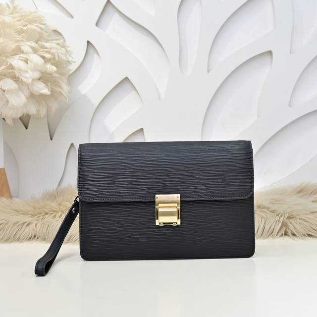 Lv-最新款男士手拿包采用进口小牛皮制作 皮质柔软 手感超赞 高贵五金 尽显独特气质 低调又奢华 高端大气上档次 非常时尚 简约实用尺寸:25.16.6Cm Lv-最新款男士手拿包采用进口小牛皮制作 皮质柔软 手感超赞 高贵五金 尽显独特气质 低调又奢华 高端大气上档次 非常时尚 简约实用尺寸:25.16.6Cm