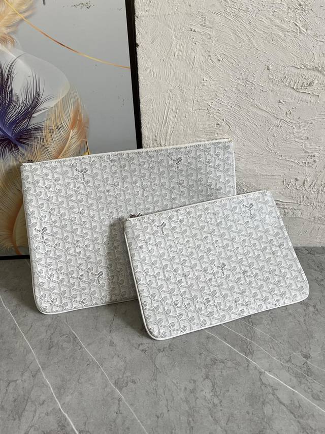 高定原单跑量P大号 。小号 Goyar高雅得手拿包是存放日常个人物品的理想伴侣。可以在日间休闲手包或晚装包间随意切换，更能作为大包里的收纳袋。大号尺寸40*30