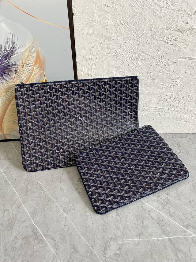 高定原单跑量P大号 。小号 Goyar高雅得手拿包是存放日常个人物品的理想伴侣。可以在日间休闲手包或晚装包间随意切换，更能作为大包里的收纳袋。大号尺寸40*30