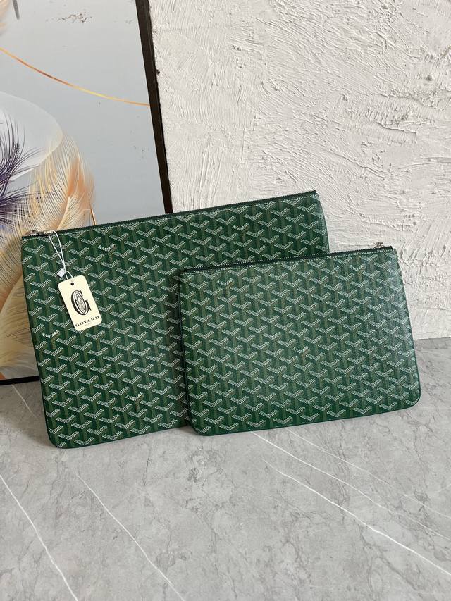 高定原单跑量P大号 。小号 Goyar高雅得手拿包是存放日常个人物品的理想伴侣。可以在日间休闲手包或晚装包间随意切换，更能作为大包里的收纳袋。大号尺寸40*30