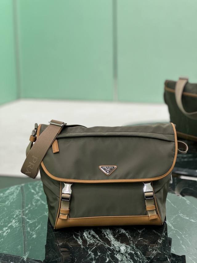 新款邮差包 这款邮差包由Re-Nylon再生尼龙面料设计，翻盖和按锁开合，三个外部拉链式口袋，内部拉链式口袋和贴袋。容量空间大，又是一款永久不过时爆款。帅哥们，