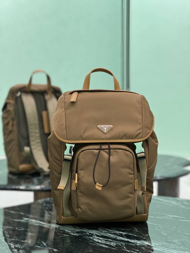 男士双肩背包 经典三角唛 采用进口降落伞布料，顶级拉丝五金配件，运动风降落伞双肩背包正面和两侧皆设有实用口袋及4个实用性较强的D扣，可搭配各种挂饰！内设有两个口